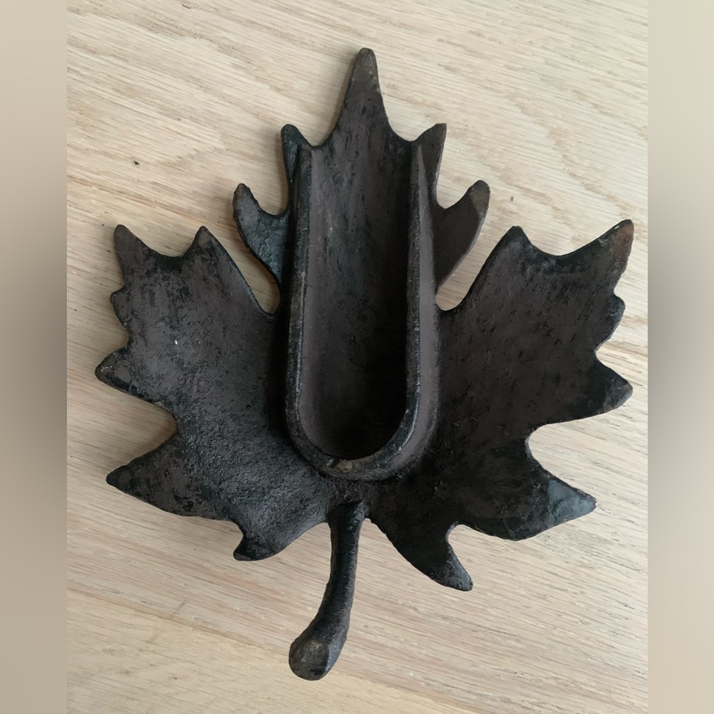Cast Iron Maple Leaf Door Stop - Picture 2 of 2